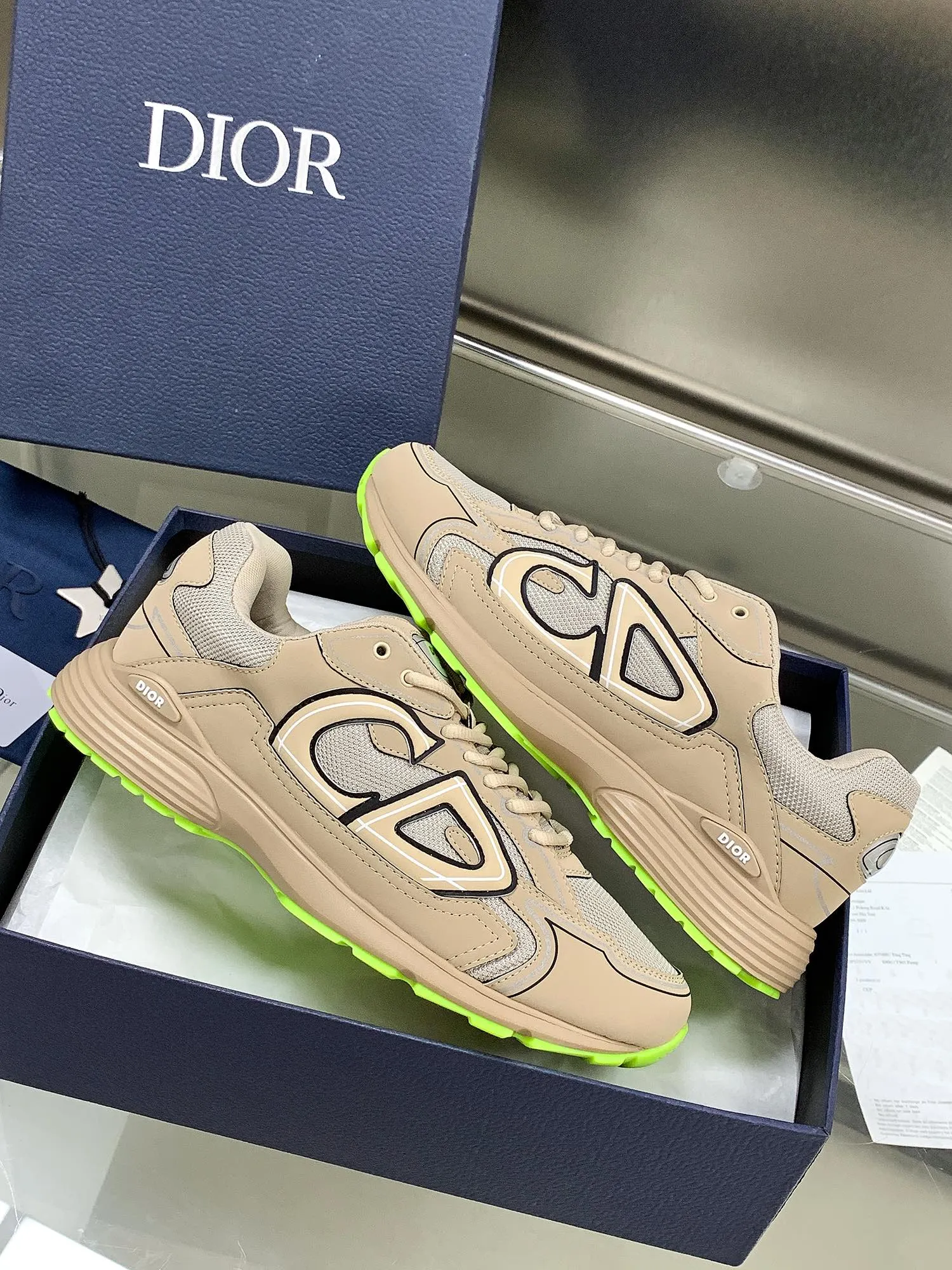 👟👟Ex-factory price 660👟👟 Newly upgraded Dior B30 series dad sneakers. New B30 sneakers. Dad Shoes style shoes that follow the trend of the retro market. The Dior logo on the tongue also indicates that this pair of shoes is the B30 model! B30 uses fine-textured leather and mesh cloth materials to form a shoe body. There are conspicuous letters CD on both sides of the shoe body to indicate identity. Many lines on the shoe body outline details to make the shoes look less monotonous and full of retro flavor. The delivery counter is exquisitely packaged🛍📦 ▪️Fabric: Original customized technical fabric + mesh ▪️Inner lining: Customized breathable lining ▪️Outsole: IP+TPU outsole ▪️Sole thickness: 3.5CM ▪️Size: Women’s size 35-40 / Men’s size 39-45